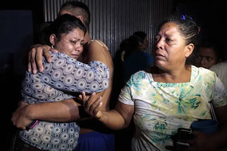 Moradores de um prédio afetado pelo terremoto de 1972 reagem ao tremor de magnitude 6,1 no noroeste da Nicarágua  (Oswaldo Rivas/Reuters)