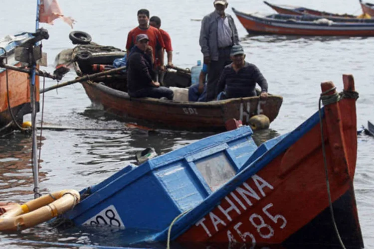 Pescador verifica os danos causados pelo terremoto do Chile, em Iquique: tremor do Panamá ocorreu um dia após terremoto que matou 6 pessoas no norte do Chile (Luis Hidalgo/Reuters)