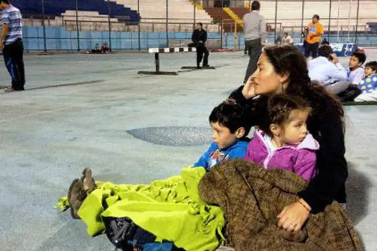 Moradores procuram abrigo após terremoto que atingiu a costa do Chile, em 1 de abril de 2014, em Iquique (Aldo Solimano/AFP)