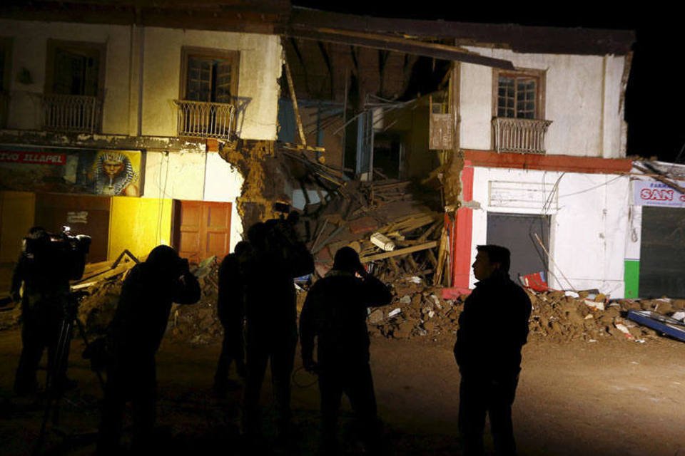Chilenos vasculham destroços após forte terremoto