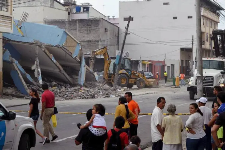 Equador: O tremor ocorreu às 19h (21h de Brasília) de sábado e durou aproximadamente um minuto (Reuters/Lalo Calle)