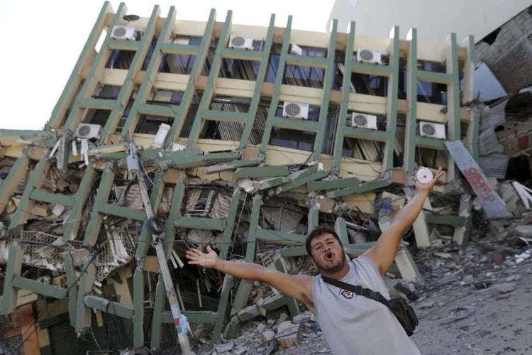 
	Terremoto no Equador: o Twitter serviu para os cidad&atilde;os divulgarem imagens de desaparecidos e organizar campanhas de solidariedade
 (Henry Romero / Reuters)