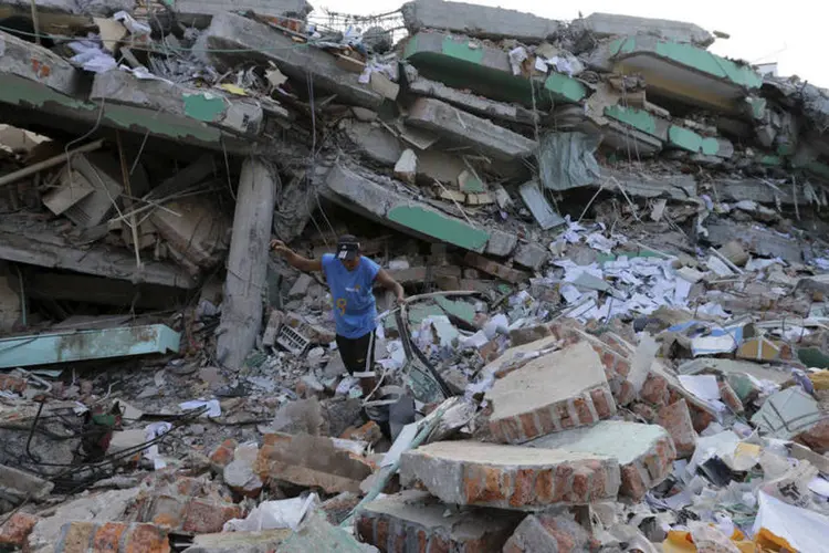 
	Terremoto: o terremoto de magnitude 7,8, que atingiu localidades da costa equatoriana, em abril, deixou 673 mortos, nove desaparecidos e 6.274 feridos
 (Henry Romero / Reuters)