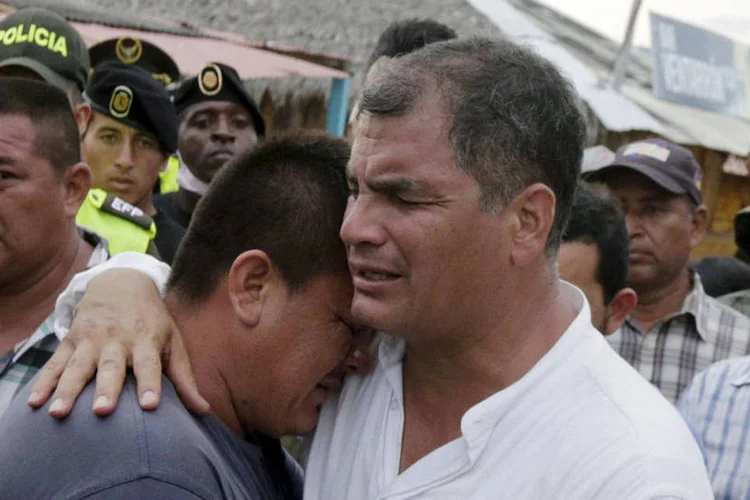 
	Rafael Correa abra&ccedil;a sobrevivente: &quot;&Eacute; uma luta longa e, por isso, convido a n&atilde;o desanimar&quot;, explicou o presidente
 (Henry Romero / Reuters)