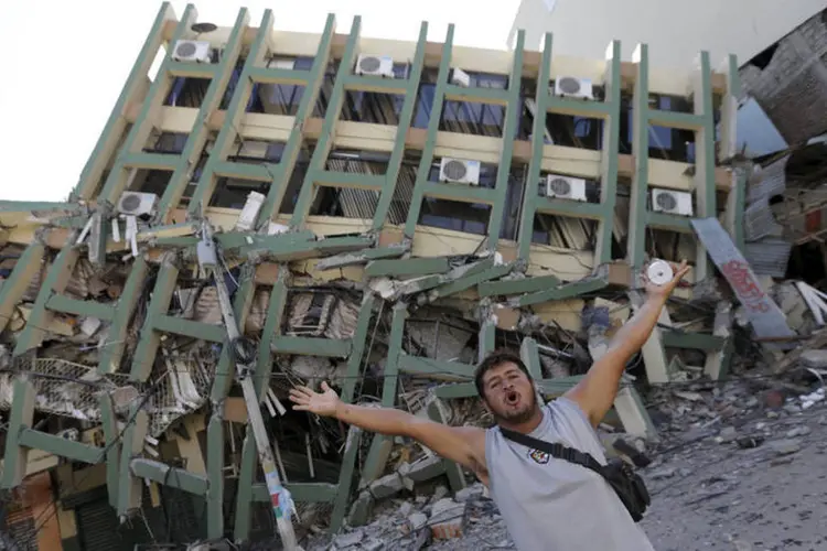 
	Terremoto: &ldquo;Ap&oacute;s longas horas de trabalho intenso, tr&ecirc;s pessoas foram encontradas com vida no meio dos escombros em Tarqui&rdquo;
 (Henry Romero / Reuters)