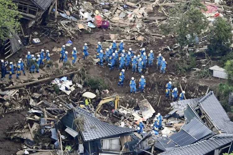 
	Escombros em Minamiaso town: cerca de 6.000 pessoas morreram na primeira metade de 2016
 (REUTERS/Kyodo)