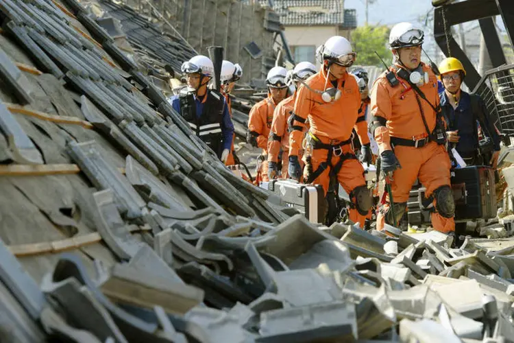 
	Terremoto: os dois terremotos, que causaram quase 600 r&eacute;plicas, provocaram a queda de pr&eacute;dios e deslizamento de terra
 (Kyodo / Reuters)