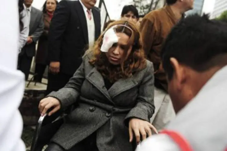 Equipes de resgate socorrem vítima durante uma simulação de terremoto em Lima: a maioria dos feridos teve traumatismos e cortes (Ernesto Benavides/AFP)