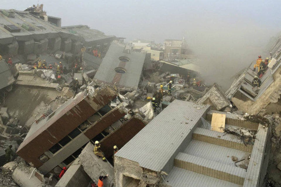 Terremoto derruba prédio de 17 andares em Taiwan; veja fotos