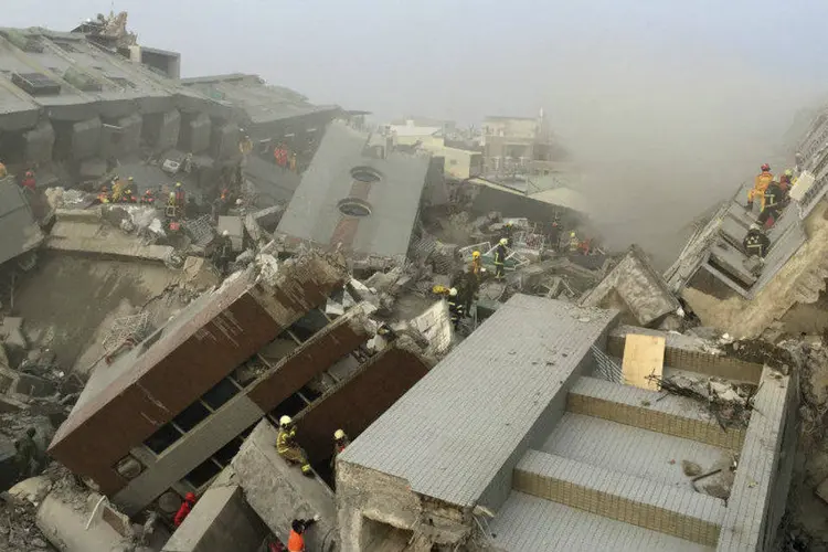 Equipes de resgate trabalham em prédio de 17 andares que desabou em Taiwan após terremoto (Pichi Chuang/Reuters)