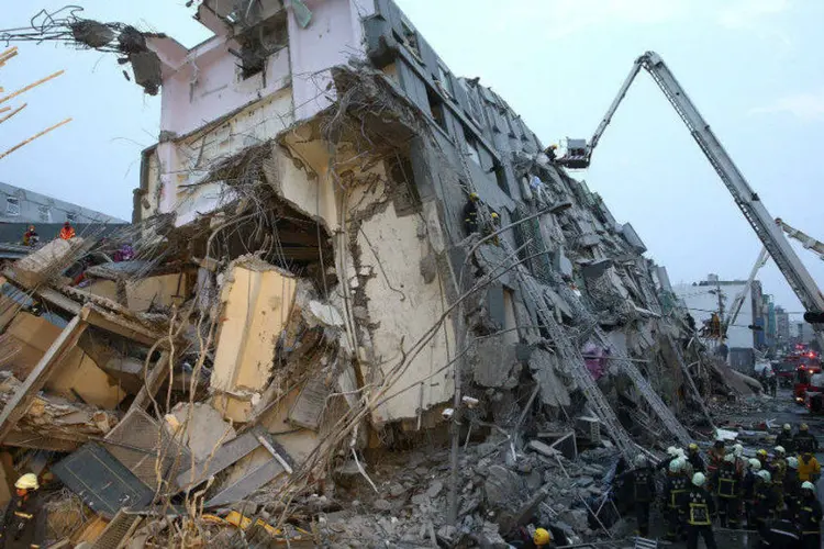 Escombros após terremoto atingir o sul de Taiwan (Stringer/Reuters)