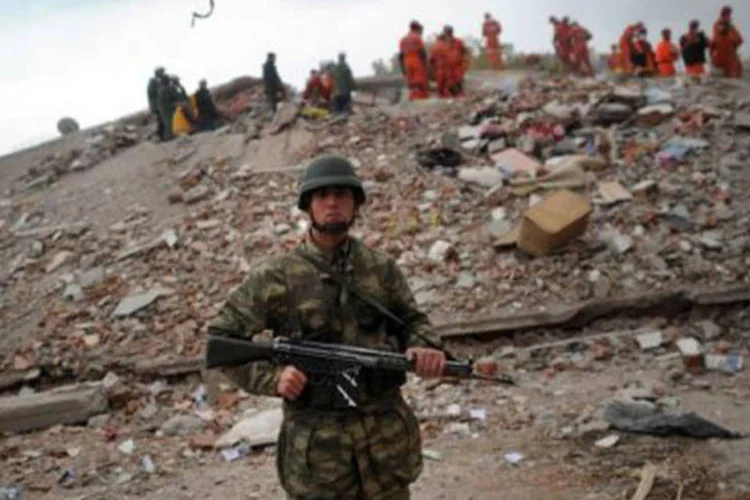 Estragos após terremoto na Turquia: mais de 2.200 prédios desabaram na província de Van (Dimitar Dilkoff/AFP)