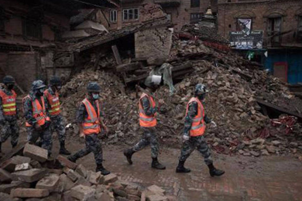 Jovem é resgatado dos escombros 5 dias após terremoto