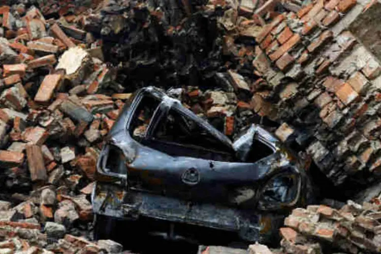Carro fica destruído após terremoto na Itália (Roberto Serra / Getty Images)
