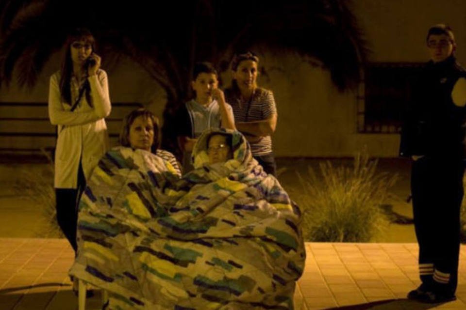 Após terremoto, milhares de pessoas passam a noite em tendas em Lorca