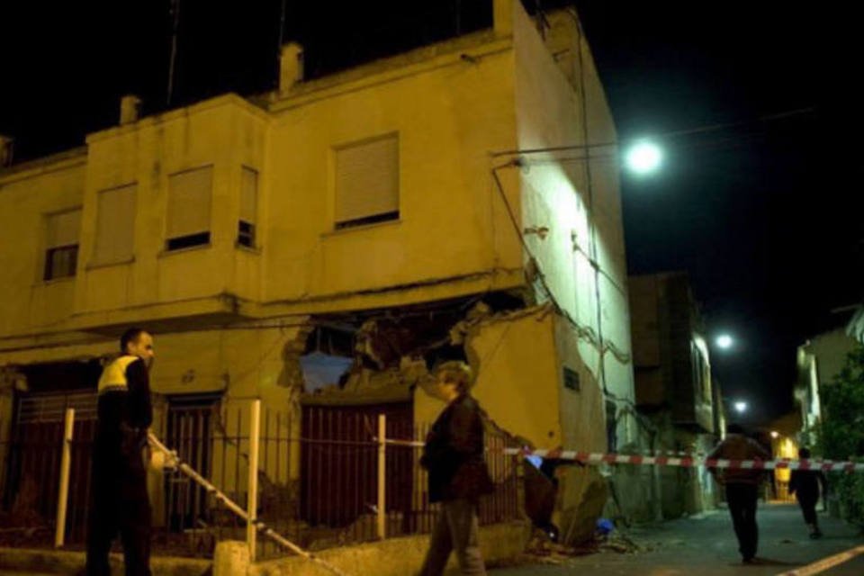 Milhares de pessoas passam a noite nas ruas após terremotos na Espanha