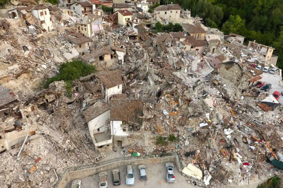 Corpos são localizados sob escombros de terremoto na Itália