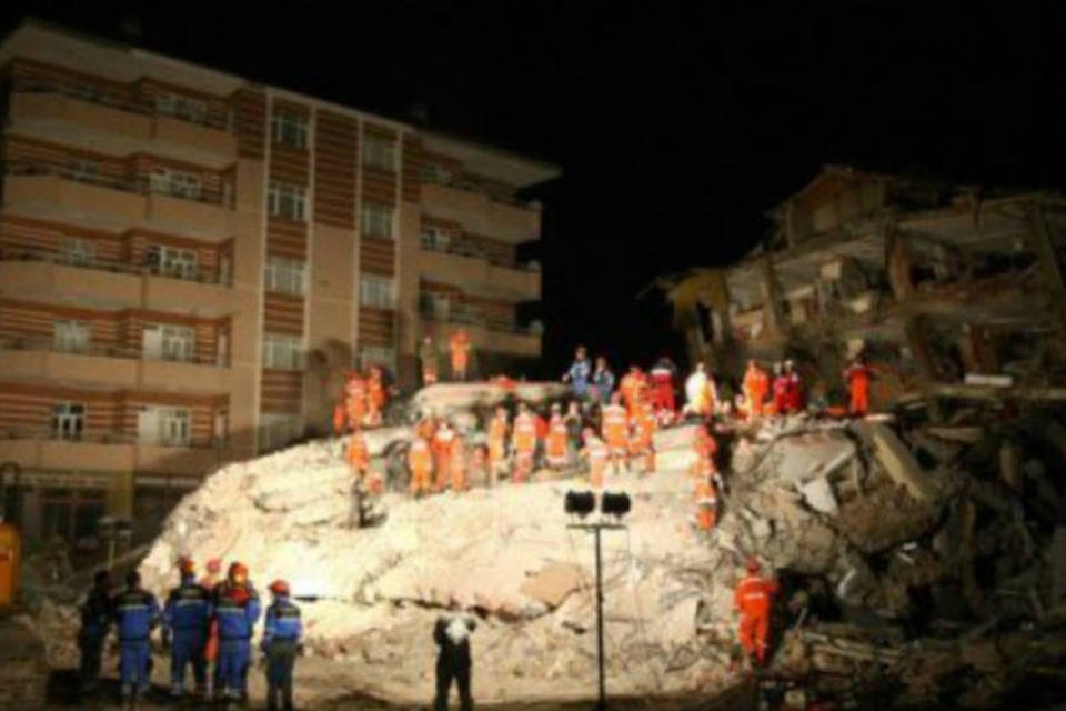 Terremoto derruba vinte prédios no leste da Turquia