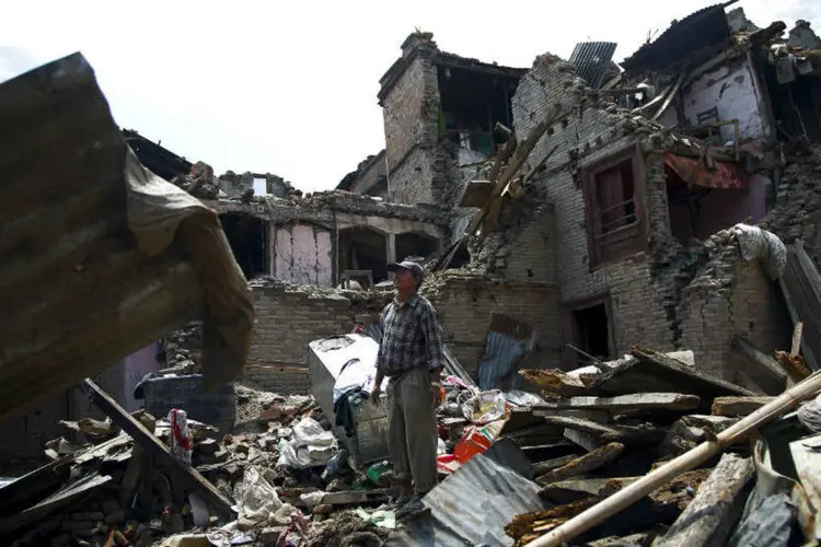 Novo terremoto atinge o Nepal: na manhã desta terça-feira, o país foi alvo de um novo tremor de magnitude 7,3 e que, até agora, deixou 16 mortos (Reuters)