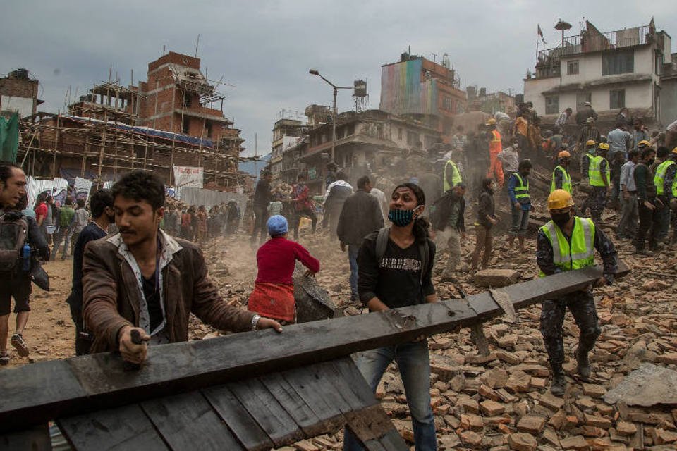 Hospitais no Nepal estão lotados e mortos passam de 2,4 mil
