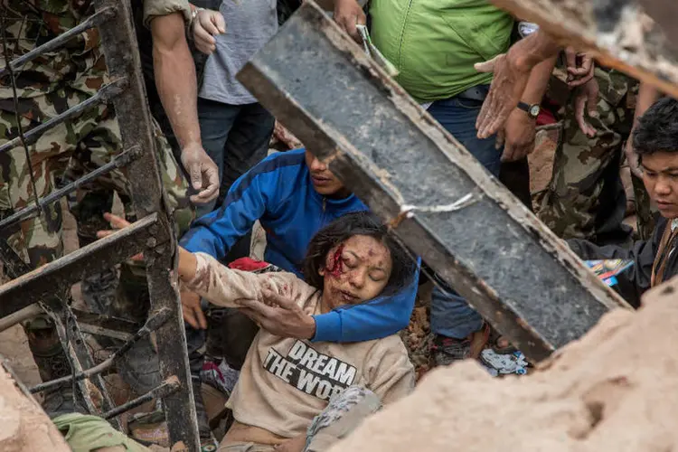 
	Membros do Ex&eacute;rcito da &Iacute;ndia, tamb&eacute;m afetada pelo terremoto, j&aacute; est&atilde;o nas ruas de Katmandu ajudando nos trabalhos de resgate
 (Getty Images)