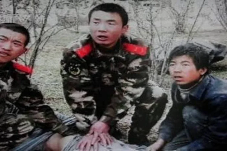 Imagem capturada da TV chinesa mostra militares tentando salvar a vida de uma pessoa atingida pelo terremoto de magnitune 6.9 na escala Richter (.)