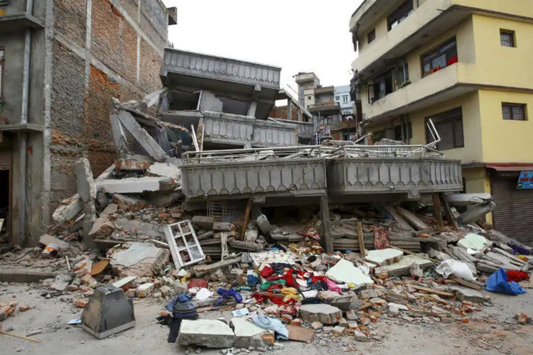 Terremoto no Nepal: 361 pessoas morreram e mais de 300 ficaram feridas por causa do terremoto de 7,9 graus na escala Richter que atingiu o Nepal (Reuters)