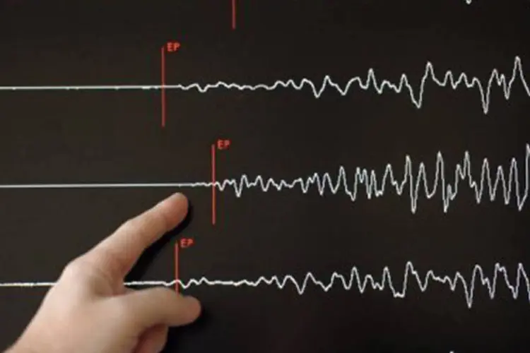 
	Sism&oacute;grafo: um primeiro terremoto de 5,9 graus na escala Richter foi seguido pouco depois por uma r&eacute;plica de 4,7 graus, a 14 quil&ocirc;metros de profundidade
 (Frederick Florin/AFP)