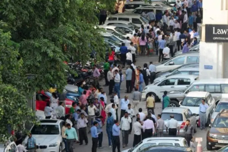 
	Trabalhadores indianos se re&uacute;nem em um estacionamento ap&oacute;s o tremor em Nova D&eacute;lhi
 (AFP / PRAKASH SINGH)