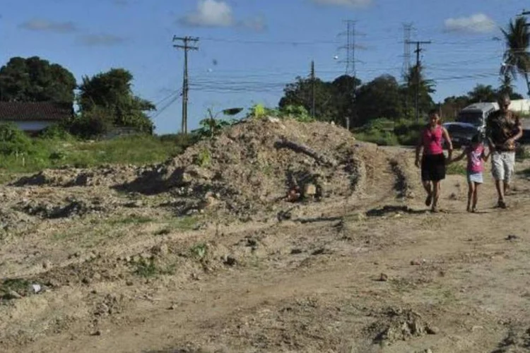 Terreno onde moravam famílias de loteamento desapropriado para obras da Copa em Pernambuco: onde se viam casas, hoje se vê terra, caminhões e poeira (Antonio Cruz/Agência Brasil)