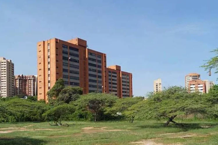 
	Terreno vazio:&nbsp;ao longo desta segunda-feira, a prefeitura do munic&iacute;pio continua o trabalho de demoli&ccedil;&atilde;o das cerca de 400 casas que estavam em constru&ccedil;&atilde;o.
 (Wikimedia Commons / Rjcastillo)
