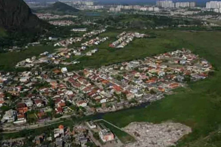 Casas construídas em terreno invadido na zona oeste do Rio (VEJA/EXAME.com)