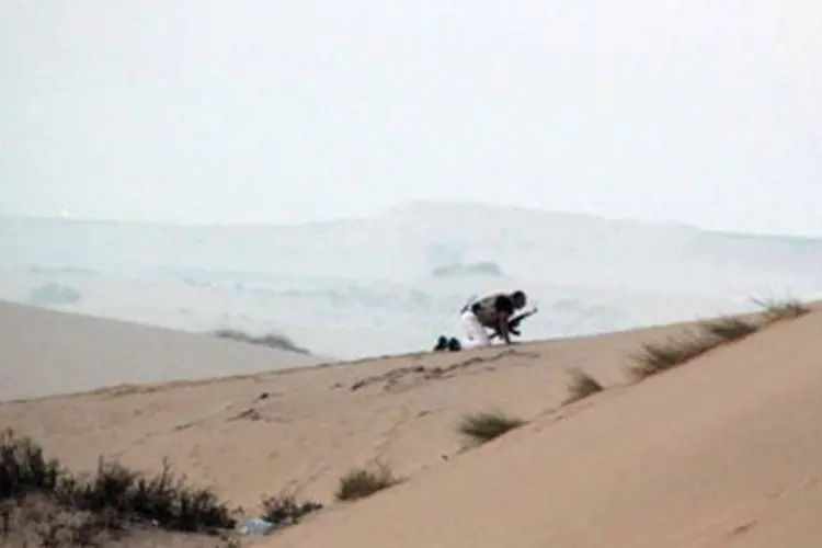 
	Membro das for&ccedil;as de seguran&ccedil;a eg&iacute;pcias se posiciona em uma duna durante uma opera&ccedil;&atilde;o no Sinai
 (©AFP / Stringer)