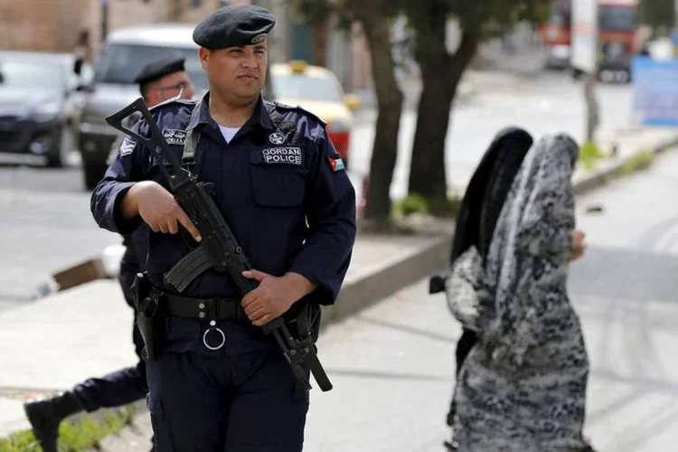 
	Jord&acirc;nia: o Departamento Geral de Intelig&ecirc;ncia jordaniana revelou que os suspeitos mortos usavam &quot;cintur&otilde;es explosivos&quot;
 (Muhammad Hamed / Reuters)