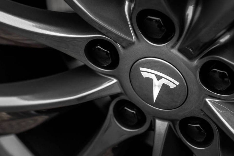 Carros elétricos da Tesla ameaçam mercado de platina