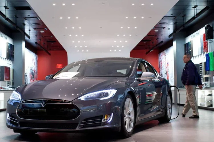 
	Um Tesla Model S: se o carro for devolvido n&atilde;o ser&aacute; poss&iacute;vel fazer o leasing de outro modelo S imediatamente
 (Emile Wamsteker/Bloomberg)
