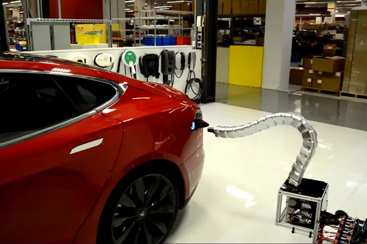 Carregador inteligente da Tesla (Reprodução/YouTube/Tesla)