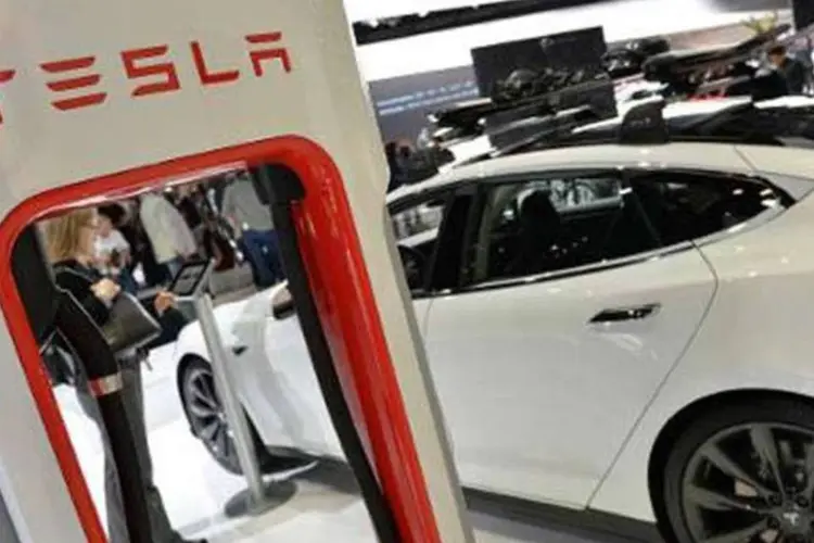 Carro totalmente elétrico da montadora Tesla é visto em 14 de janeiro de 2014, em Detroit (©afp.com / STAN HONDA)