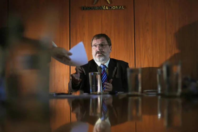 
	Arno Augustin, secret&aacute;rio do Tesouro Nacional: Tesouro anunciou ainda que o estoque da d&iacute;vida p&uacute;blica federal, incluindo tamb&eacute;m a d&iacute;vida externa, subiu 3,64 por cento
 (REUTERS/Ueslei Marcelino)