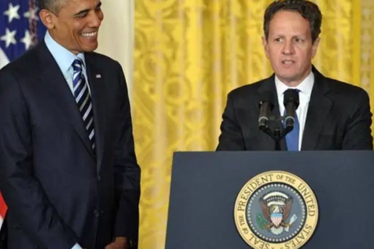 
	Obama observa um discurso de Geithner: sua sa&iacute;da faz parte de um amplo movimento de renova&ccedil;&atilde;o da equipe pol&iacute;tica de Obama
 (AFP/ Mandel Ngan)