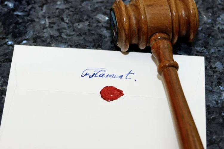 
	Testamento e martelo de juiz: o ato, marcado para o dia 28 &agrave;s 15 horas, ser&aacute; o primeiro de outros dois previstos pela categoria para os pr&oacute;ximos dias
 (Thinkstock/rsester)
