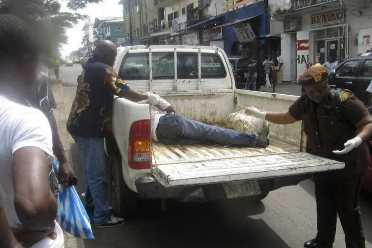 Homem é retirado de caminhonete para fazer teste para ebola em Serra Leoa (James Giahyue/Reuters)