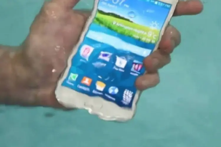 
	Galaxy S5 &eacute; atropelado e jogado na &aacute;gua em teste: vale lembrar que o smartphone traz o padr&atilde;o de prote&ccedil;&atilde;o IP67, que &eacute; resistente &agrave; &aacute;gua e &agrave; poeira
 (Reprodução/YouTube/TechSmartt)