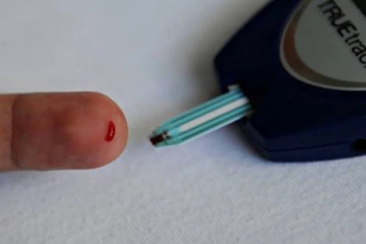 Paciente monitora glicose em seu sangue em Managua: o diabetes, sétima causa de morte nos Estados Unidos, afeta a 25,8 milhões de pessoas no país (©AFP/arquivo / Elmer Martinez)