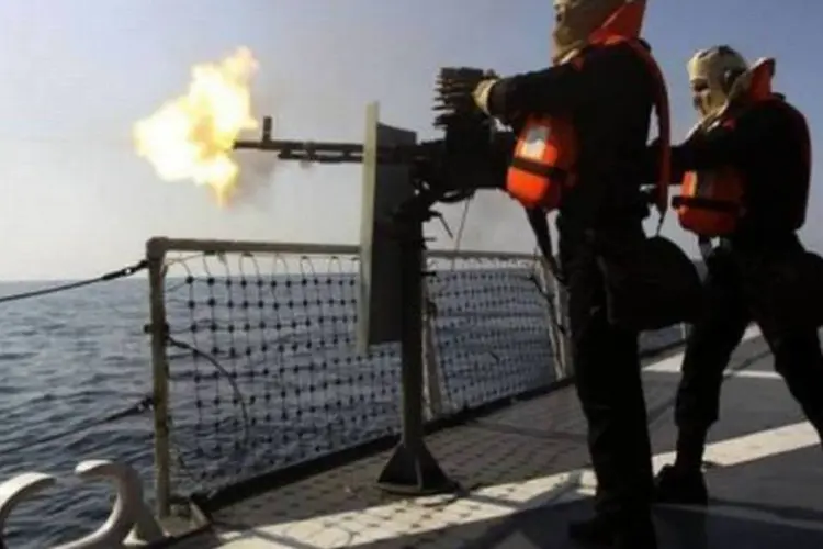 Oficiais da Marinha iraniana participam nos exercícios de guerra no Estreito de Ormuz (Ebrahim Noroozi/AFP)