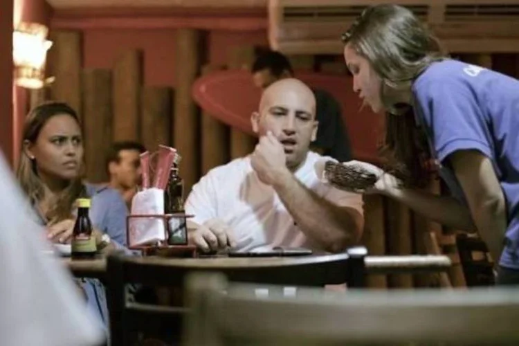 
	Campanha da Teto em um restaurante surpreende os clientes no momento da conta
 (Reprodução/YouTube)