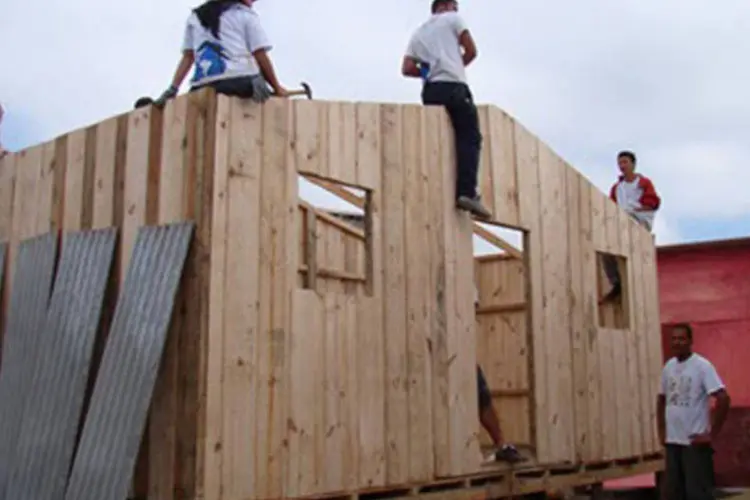 O trabalho de construção é feito por jovens voluntários (Divulgação)