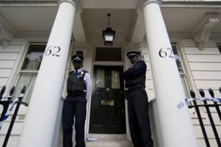 Policiais vigiam a residência de Hans, em Londres: a fortuna da família Rausing é estimada em 5,4 bilhões de euros (Andrew Cowie/AFP)