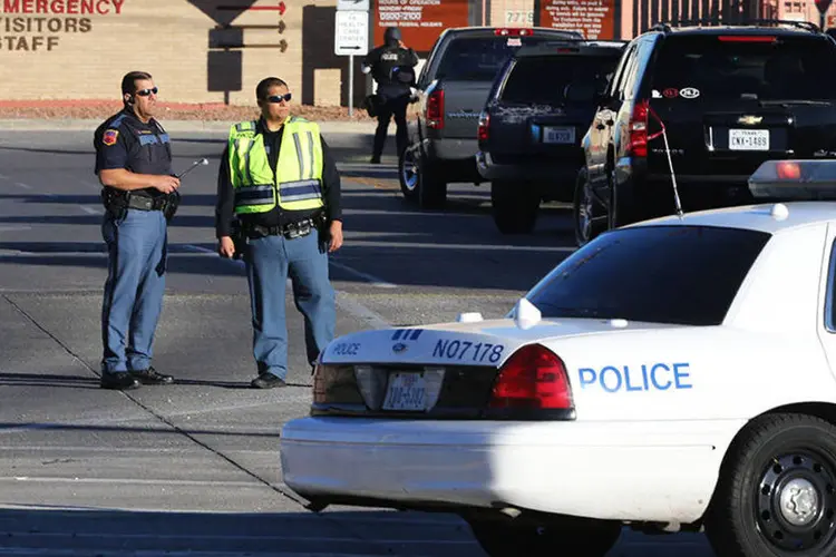 
	Pol&iacute;cia bloqueia entrada de centro m&eacute;dico durante buscas por atirador no Texas, Estados Unidos
 (REUTERS/Victor Calzada/El Paso Times)