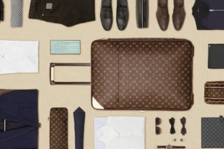 
	Trecho da 2&deg;parte da s&eacute;rie &quot;The Art of Packing&quot;, da Louis Vuitton: videos ensinam como dobrar e acomodar v&aacute;rios itens indispens&aacute;veis em qualquer viagem
 (Reprodução)